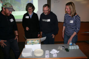 Dana Meise (the Great Hike), Ruth Marr (conseil du Sentier), David King (président MRTA), et Jane Murphy (Sentier) s'apprêtent à déguster un gâteau célébrant le 20e anniversaire du sentier Transcanadien. Photo: Ian Hughes, MRTA