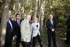 La première ministre Wynne et Paul LaBarge (président du conseil, sentier Transcanadien) dans la zone de protection de la nature Greenwood d’Ajax. (Photo: Imprimeur de la Reine pour l'Ontario)