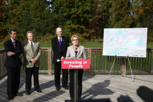 La première ministre Wynne fait l’annonce des Sentiers des Jeux panaméricains dans la zone de protection de la nature Greenwood d’Ajax. (Photo: Imprimeur de la Reine pour l'Ontario)