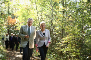 La première ministre Wynne et Paul LaBarge (président du conseil, sentier Transcanadien) dans la zone de protection de la nature Greenwood d’Ajax. (Photo: Imprimeur de la Reine pour l'Ontario)