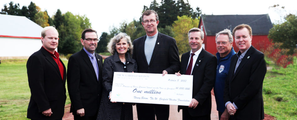 De gauche à droite: Charlie McGeoghegan (MAL, Belfast-Murray Harbour), Robert Vessey (Ministre du Transport et de l'infrastructure), Deborah Apps (présidente et chef de la direction du STC), Alan McIsaac (Ministre de l'Education et de la petite enfance), Robert Henderson (Ministre du Tourisme et de la culture), Bryson Guptill (président, Island Trails), David Dunphy (maire, Stratford, Î.-P.-É.).