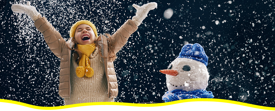 A young girl with arms outstretched yelling for joy beside a snowman. Une jeune fille aux bras écartés criant de joie à côté d'un bonhomme de neige.