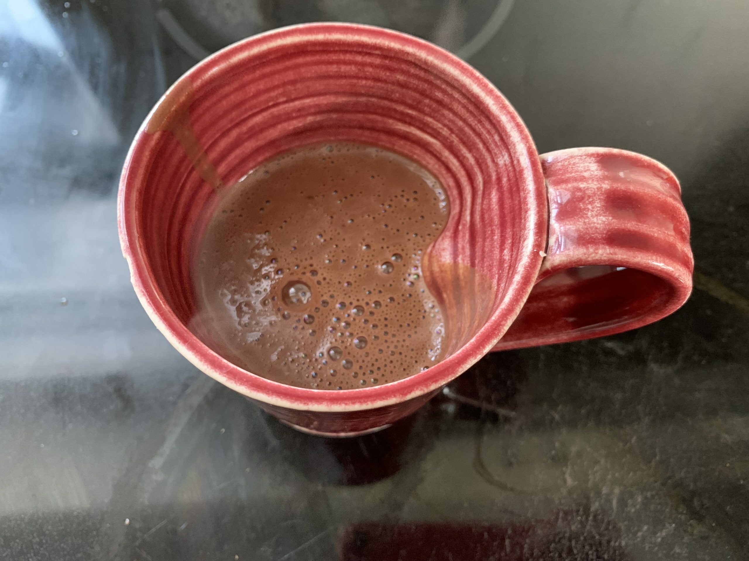 Image d'une tasse rouge de chocolat chaud