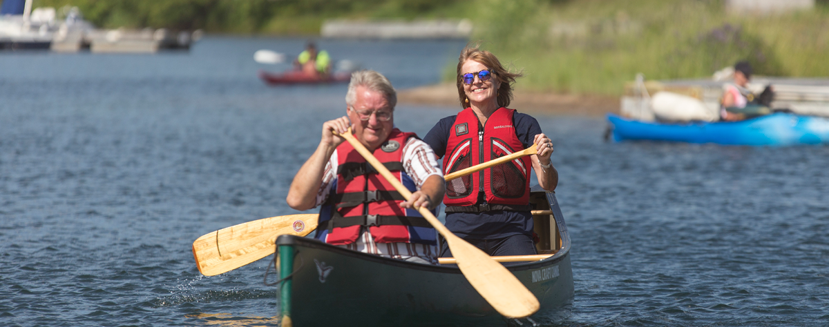 Valerie Pringle et un homme pagayant dans un corridors de sports nautiques en canoë