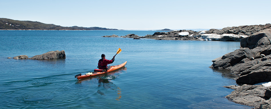 Un adulte en canot sur les voies navigables de la baie Frobisher