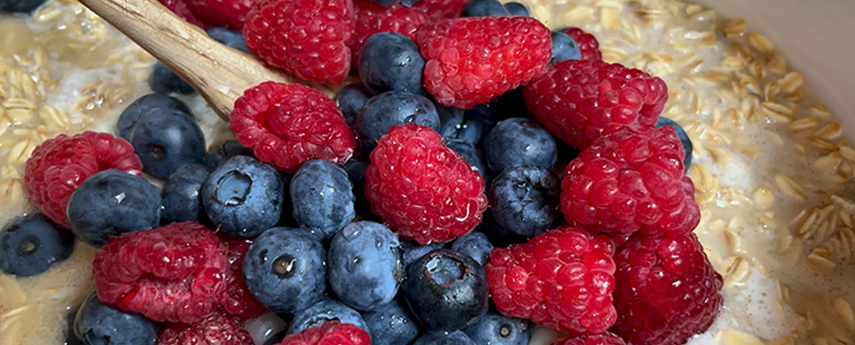 Camping breakfast: Fresh seasonal berries on oatmeal 