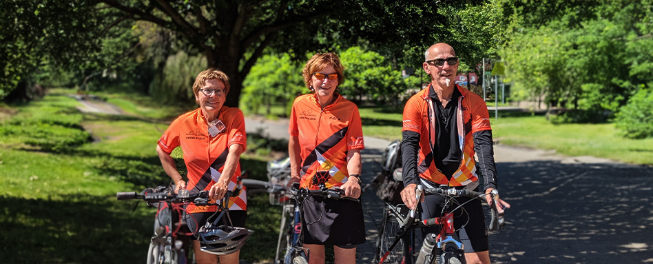 Three cyclist on the Parc linéaire des Bois-Francs trail