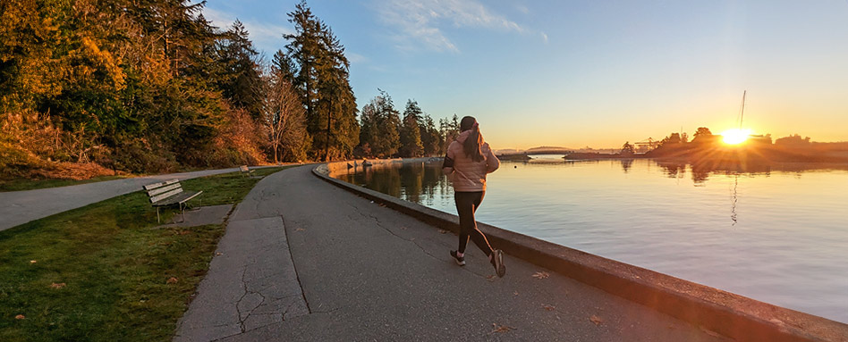A women jogging the city of Vancouver trail by the waterfront