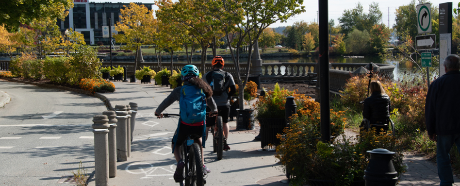 biking on a cycing path in Sherbrooke | faire du vélo sur une piste cyclable à Sherbrooke