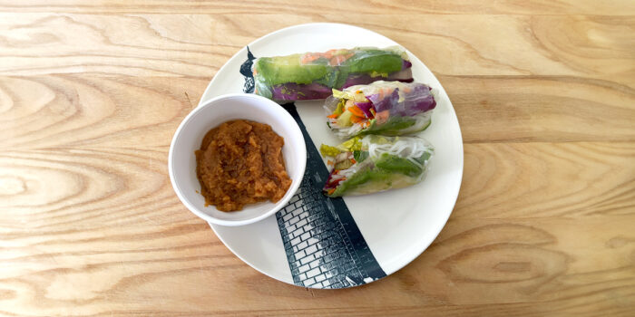 Shrimp rice paper rolls with peanut butter sauce | Rouleaux de printemps aux crevettes avec Sauce aux arachides