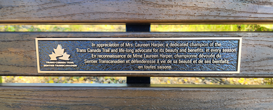 A plaque on a bench, honoring Laureen Harper | Une plaque sur un banc honorant Laureen Harper