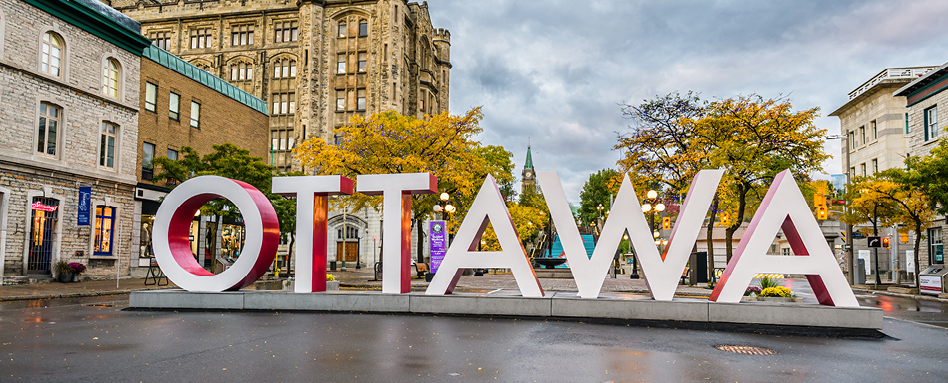 A street sign in Ottawa displaying the word "Ottawa". | Une plaque de rue à Ottawa affichant le mot « Ottawa ». 