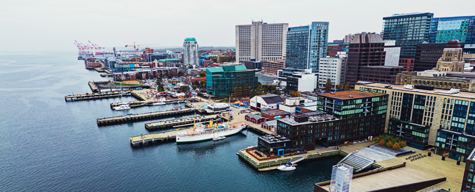 City skyline with harbor and dock in Halifax. | Toits de la ville avec port et quai à Halifax