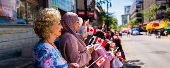 Group of people in Ottawa celebrating Canada Day with patriotic decorations. | Groupe de personnes à Ottawa célébrant la fête du Canada avec des décorations patriotiques.