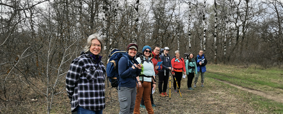 Backcountry Women gathered in the woods, standing together. | Backcountry Femmes rassemblées dans les bois, debout ensemble.