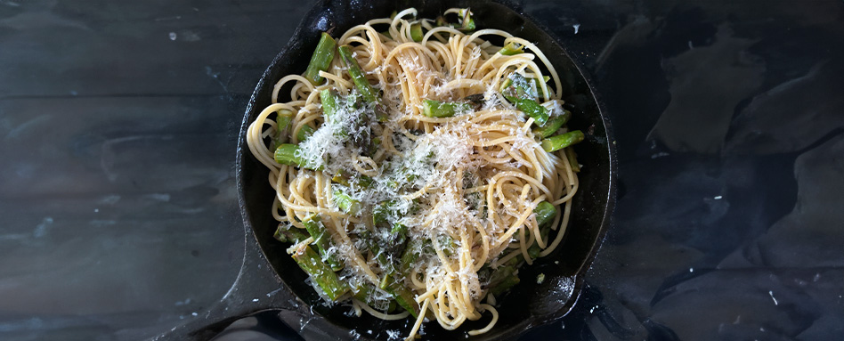 A skillet filled with asparagus pasta | Une poêle remplie de pâtes aux asperges