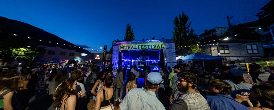 People gathered at Nelson International Mural Festival for music. | Les gens se sont rassemblés au Nelson International Mural Festival pour écouter de la musique. 