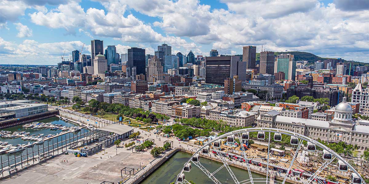 Aerial view of Montreal skyline. Vue aérienne de la skyline de Montréal