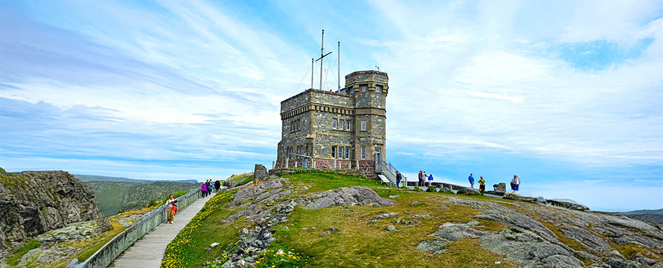 Cabot Tower stands majestically atop a mountain at Signal Hill National Historic Site, overlooking the surrounding landscape. La tour Cabot se dresse majestueusement au sommet d’une montagne au lieu historique national de Signal Hill, offrant une vue imprenable sur le paysage environnant.