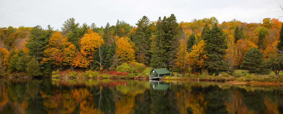 01GCH_fall colours_support image_Parc de la Gatineau_credit Vanessa Racine | Trans Canada Trail fall foliage on a lake overlooking a cabin