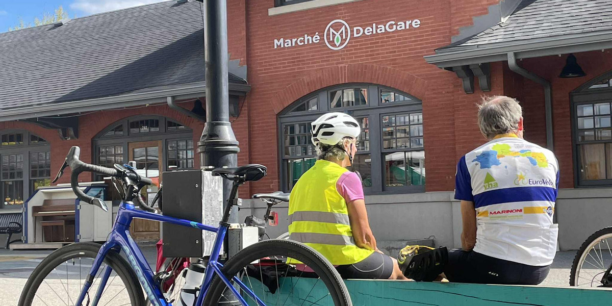 00Feature image_QC_story_boucle-en-estrie-et-dénivelés_grandes-fourches_claude-plante-05 | Trans Canada Trail people sitting on bikes infront of a store