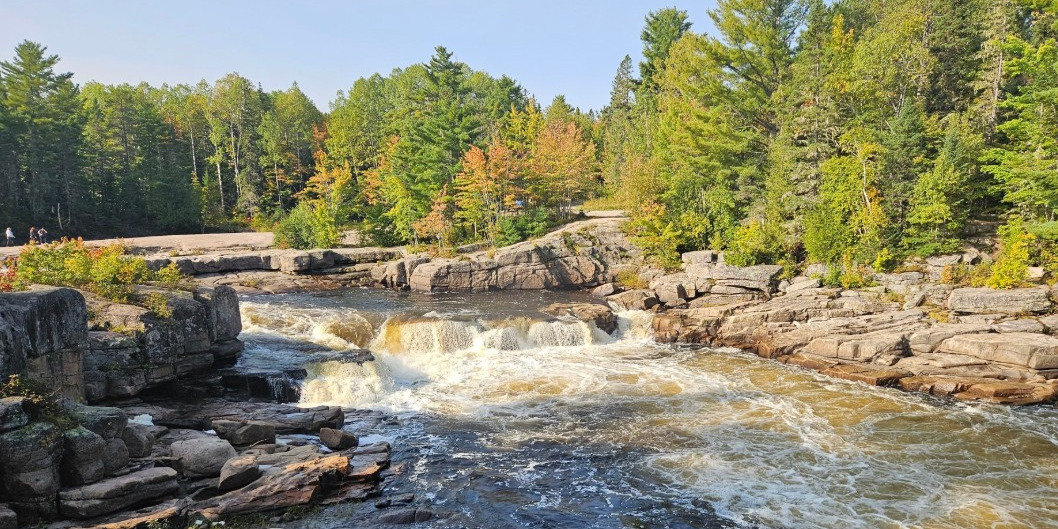 00_Feature image_NB_CCredit Sentier Nepisiguit Migmaq Trail Association | Trans Canada Trail white water river from above with fall foliage behind