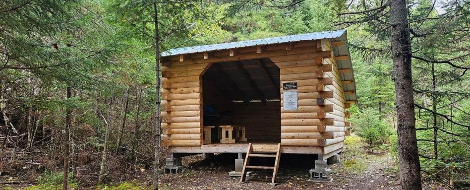 01NB_trail-profile_sentier-nepisiguit-migmaq-trail_snmt-association_shelter_Web_StorySupport_Images_948x383 | Trans Canada Trail cabin in the woods