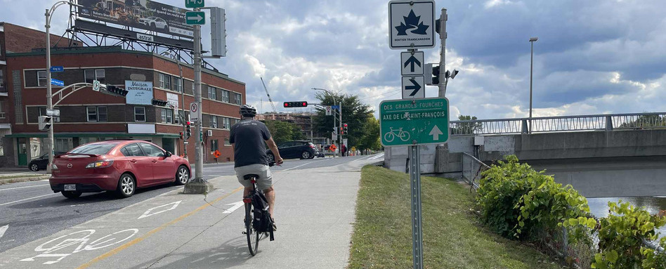 02Support image_QC_story_credit Claude Plante_02 | Trans Canada Trail people biking down a trail in a city