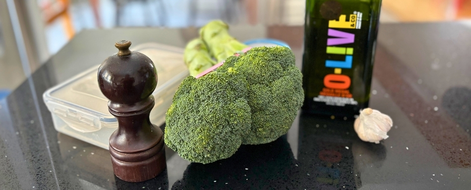 01Support image_roasted broccoli_ingredients | Sentier Transcanadien Broccoli, pepper, olive oil and garlic on a kitchen counter