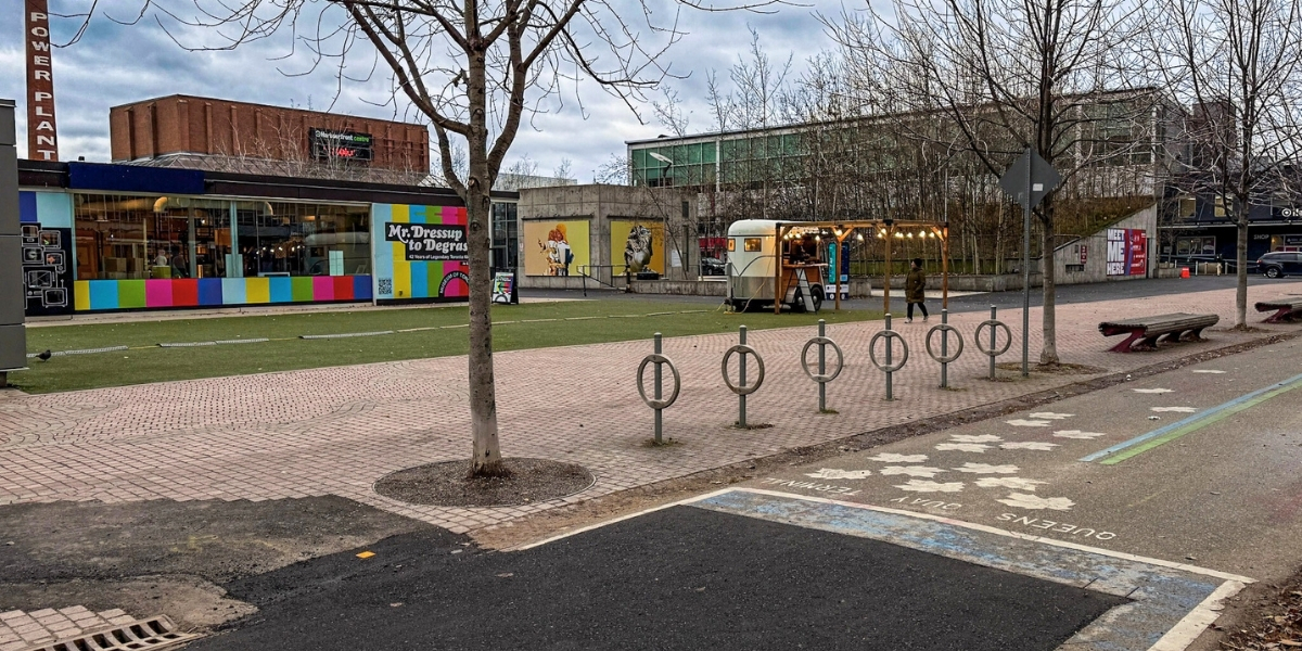 00_Feature image_ON_Winter on Martin Goodman_credit Christopher Rudder_Martin Goodman | Trans Canada Trail A bike path with a colourful building behind it