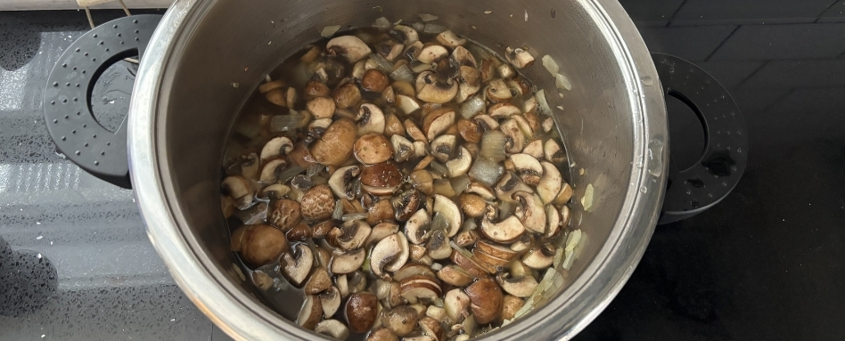 03Support image_Mushroom soup food series_credit Amy Schwartz | Trans Canada Trail mushrooms in a bowl