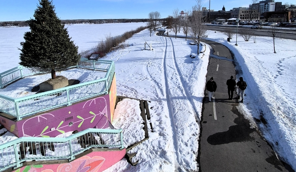 01Support image_South Riverfront Trail from Overpass_credit Cathy Donaldson | Trans Canada Trail birdseye of people walking on a winter trail on a sunny day