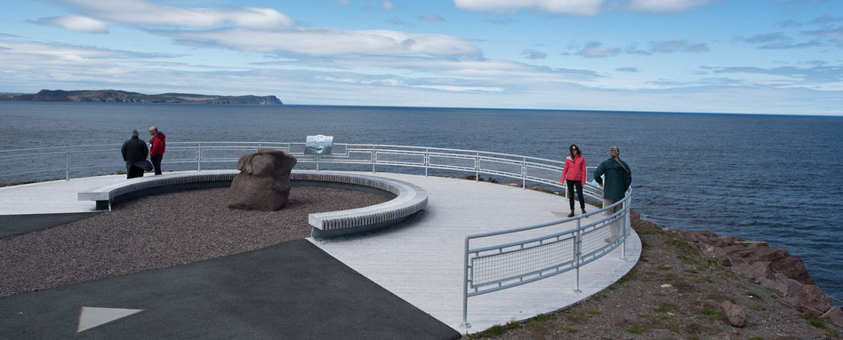 02Support image_Everyone Outdoors Together_credit Daniel Baylis | Trans Canada Trail child standing at water lookout