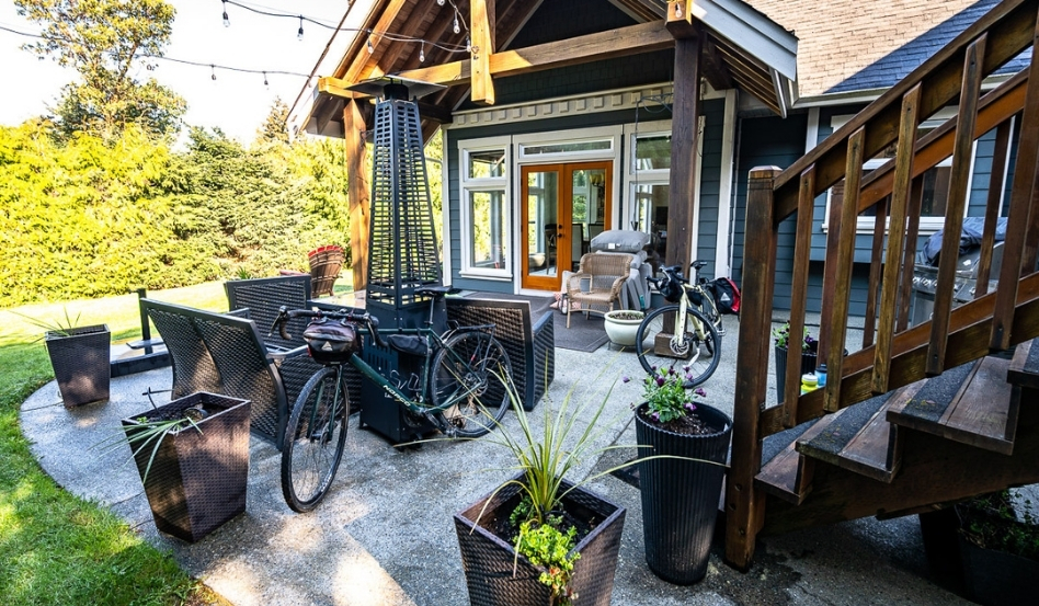 03Support image_Leigh McAdam bikepacking_ Shawnigan Lake BB_credit Leigh McAdam | Trans Canada Trail cafe with bikes parked out front