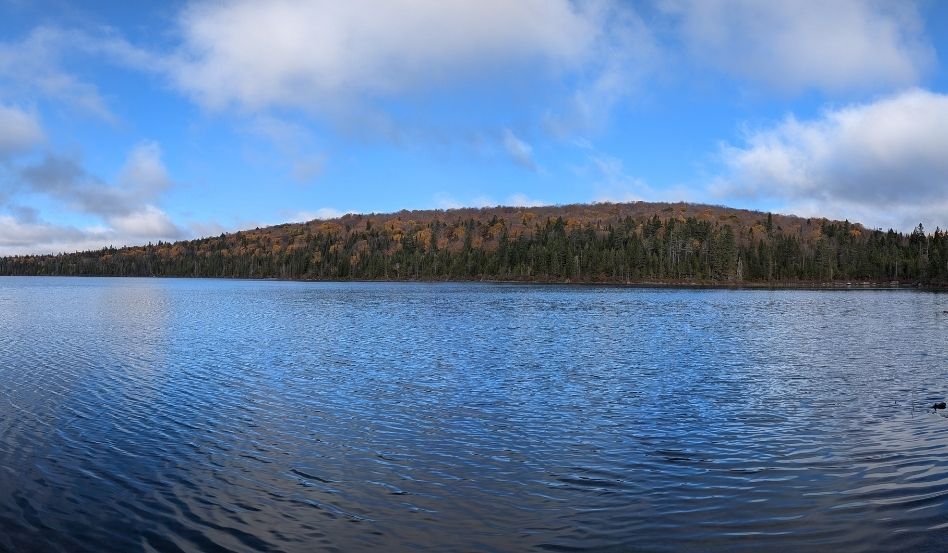 02Support image_MEC Laval_credit Marc-André Aubin | Trans Canada Trail lake view with forest hill behind on sunny day