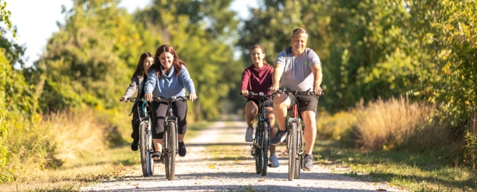 03Support image_ON_TWEPI article_Chrysler Canada Greenway_credit Tourism Windsor Essex Pelee Island | Trans Canada Trail family cycling on path on a sunny warm day