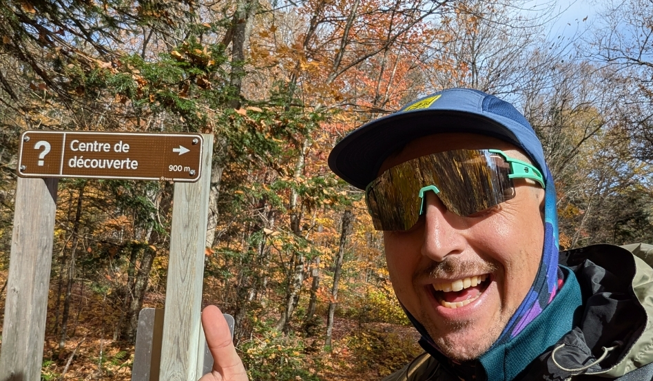 04Support image_MEC Laval_credit Marc-André Aubin | Trans Canada Trail selfie of man pointing at sign