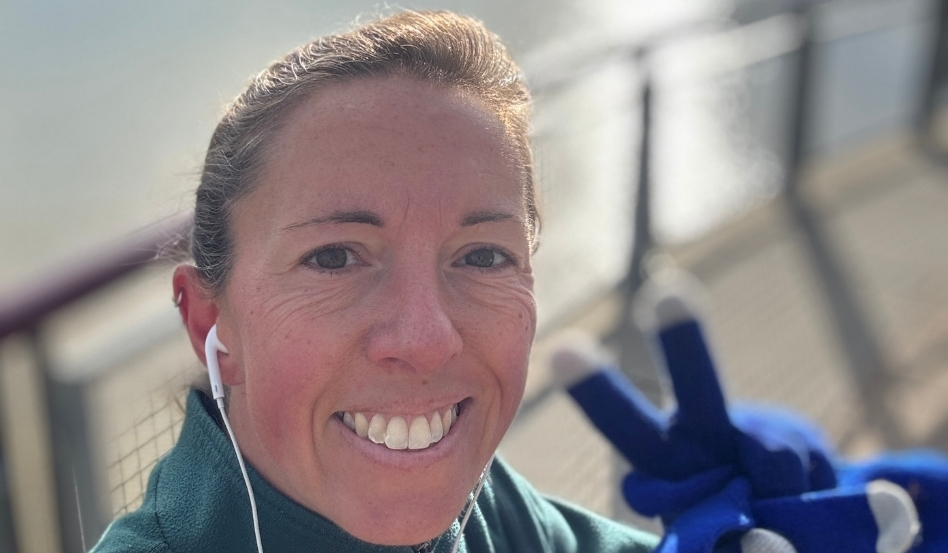 04Support image_Sarah Shandl_credit Sarah Shandl | Trans Canada Trail woman taking a selfie with a peace sign
