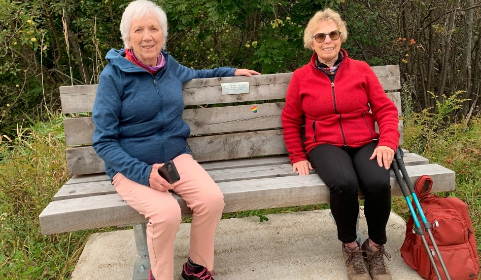 01Support image_Lost Soles_Kay and friend on bench_credit Kay Whelan | Sentier Transcanadien Two women sitting on a bench smiling