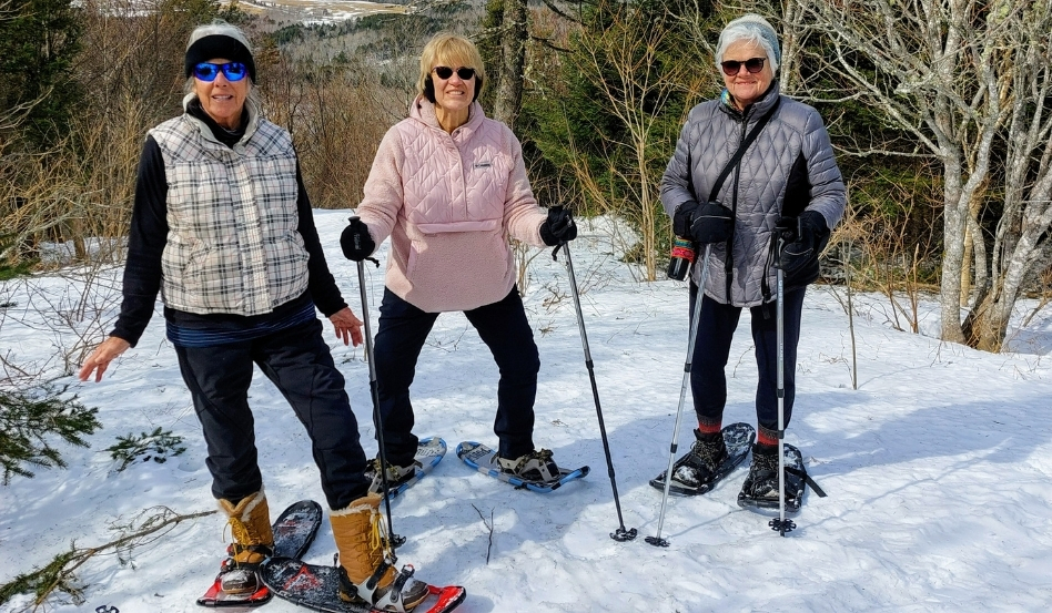 02Support image_NS_Lost Soles_snowshoes_credit Lost Soles | Sentier Transcanadien Three women on snowshoes with sunglasses on